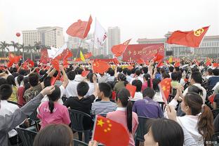 太凶狠了！梅洛与对手发生冲突！苏亚雷斯劝架反被锁头！