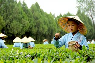 利物浦庆祝进球时科纳特将球迷帽子扔了，球迷热议：全场最佳？